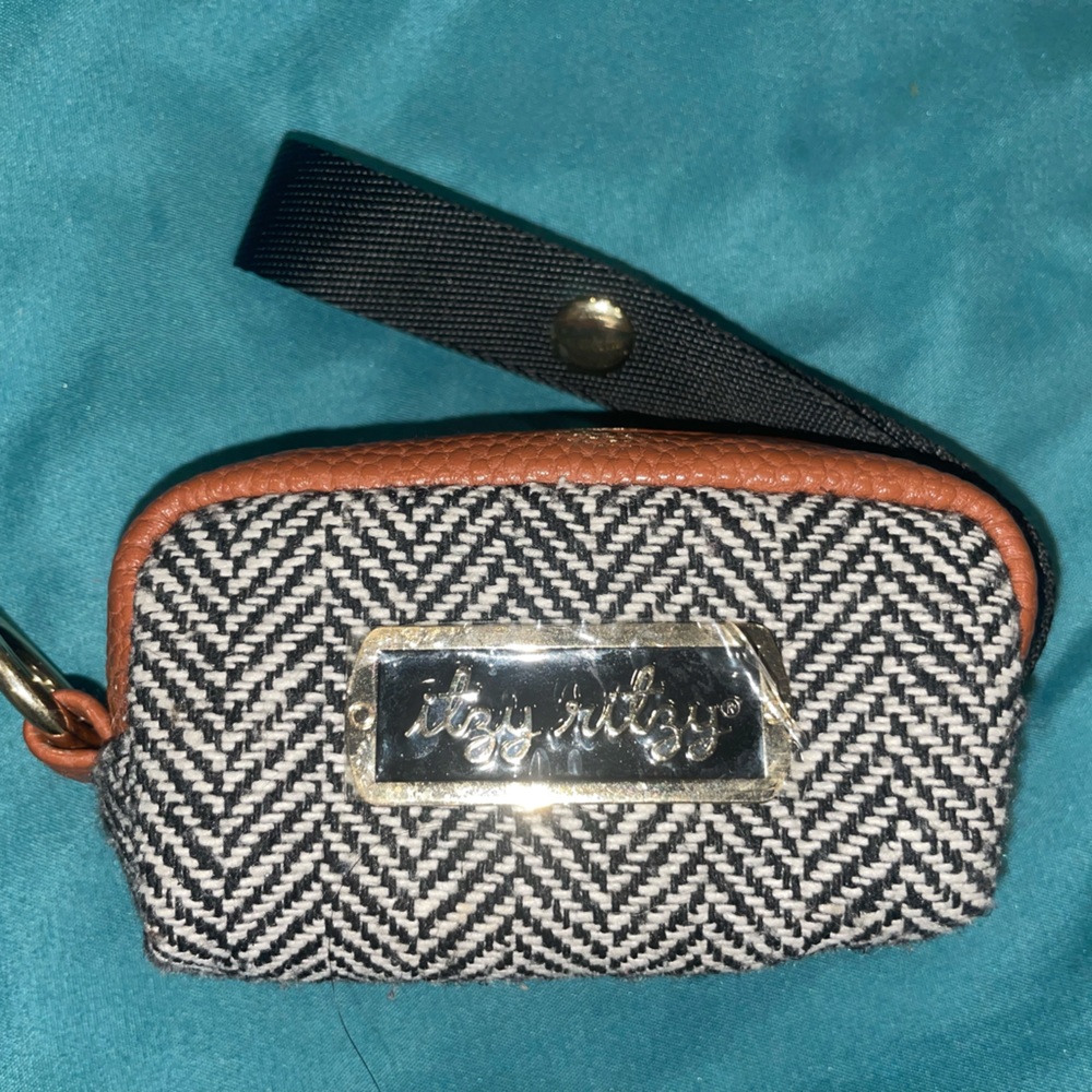 NWOT Itzy Ritzy Pacifier Case with Adjustable Handle